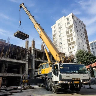 🚧 ۱۳ کاربرد مهم اجاره جرثقیل در پروژه‌های ساختمانی تهران